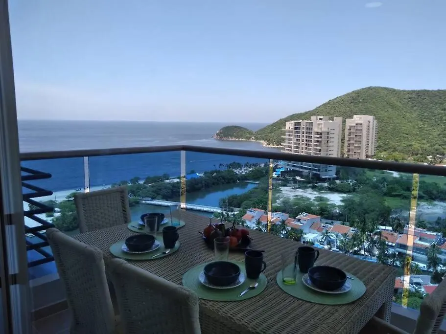 Exclusivo club de playa con acceso directo a la playa de pozos colorados, cuenta con piscinas olímpicas, para niños, restaurante, jacuzzi, sauna, turco, salón de juegos, simulador de golf, spa, transporte interno, bar, etc. Santa Marta