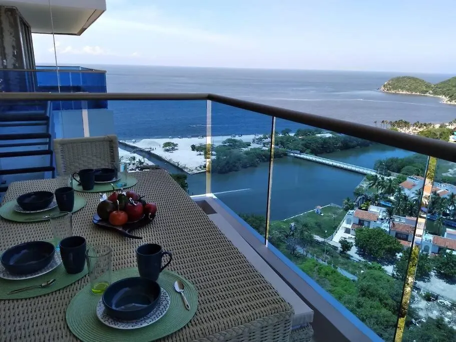 Exclusivo club de playa con acceso directo a la playa de pozos colorados, cuenta con piscinas olímpicas, para niños, restaurante, jacuzzi, sauna, turco, salón de juegos, simulador de golf, spa, transporte interno, bar, etc. Santa Marta  Colombia