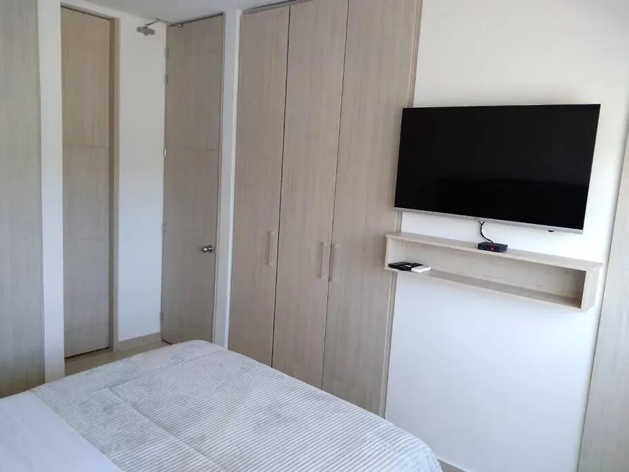 Exclusivo club de playa con acceso directo a la playa de pozos colorados, cuenta con piscinas olímpicas, para niños, restaurante, jacuzzi, sauna, turco, salón de juegos, simulador de golf, spa, transporte interno, bar, etc. Santa Marta  Colombia