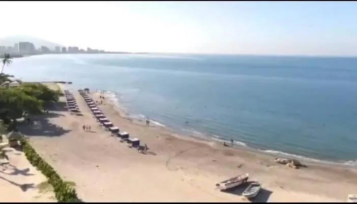 Apartamento Exclusivo club de playa con acceso directo a la playa de pozos colorados, cuenta con piscinas olímpicas, para niños, restaurante, jacuzzi, sauna, turco, salón de juegos, simulador de golf, spa, transporte interno, bar, etc. Santa Marta